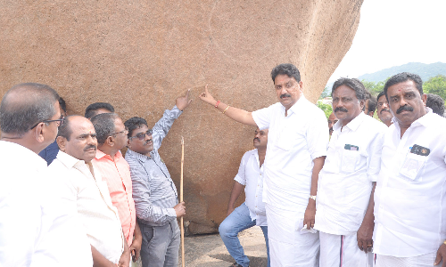 4000 ஆண்டுகளுக்கு முற்பட்ட காட்டெருமை  உருவம் கொண்ட பாறைக் கீரல் ஓவியம்