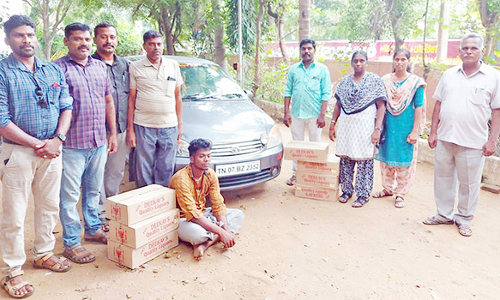 காரில் மதுபாட்டில்- சாராயம் கடத்தியவர் கைது