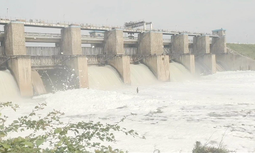 கெலவரப்பள்ளி அணைக்கு நீர்வரத்து அதிகரிப்பு  தென்பெண்ணை ஆற்றில் குவியல், குவியலாக செல்லும் ரசாயன நுரைகள்