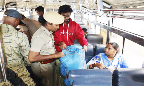 பஸ்களில் கஞ்சா கடத்தலை தடுக்க போலீசார் சோதனை