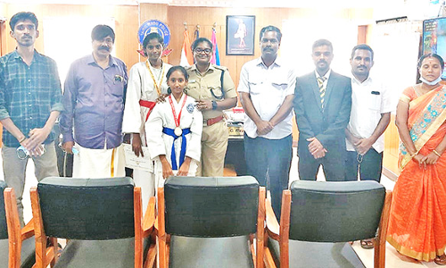 தேசிய அளவிலான கராத்தே போட்டியில் சாதனை படைத்த மாணவர்களுக்கு பாராட்டு