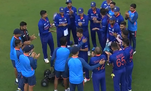 தாமதமாக தொடங்கிய முதல் ஒருநாள் போட்டி- இந்தியா டாஸ் வென்று பந்துவீச்சு தேர்வு