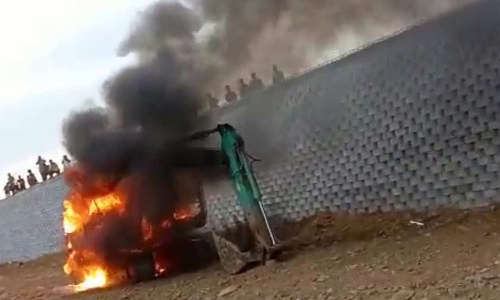 ஒட்டன்சத்திரம் அருகே திடீரென தீப்பிடித்து எரிந்த பொக்லைன் எந்திரம்