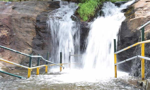 தொடர் விடுமுறையால் கும்பக்கரை அருவியில் குவிந்த சுற்றுலா பயணிகள்