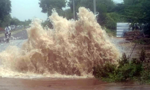 குஜிலியம்பாறை அருகே குழாய் உடைந்து ஆறாக ஓடிய காவிரி கூட்டு குடிநீர்