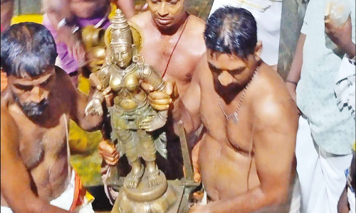 கன்னியாகுமரியில் நவராத்திரி விழா:முக்கடல் சங்கமத்தில் பகவதி அம்மனுக்கு ஆராட்டு