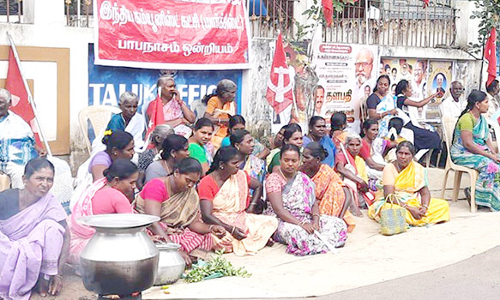 சாலையில் அமர்ந்து சமையல் செய்து பெண்கள் போராட்டம்