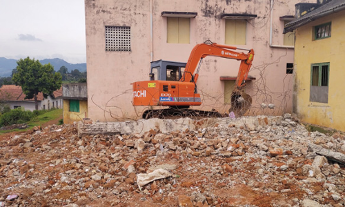 கோத்தகிரி அரசு பள்ளியில் பழுதடைந்த கட்டிடம் இடித்து அகற்றம்