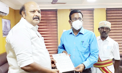 தஞ்சாவூர் மேரீஸ் கார்னர் மேம்பாலத்தை ராமநாதன் ரவுண்டானா வரை நீட்டிக்க வேண்டும்-  கலெக்டரிடம், எம்.எல்.ஏ. மனு