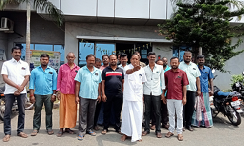 கருப்பூர் சுங்கச்சாவடியை பள்ளி வாகன ஓட்டுனர்கள் முற்றுகை