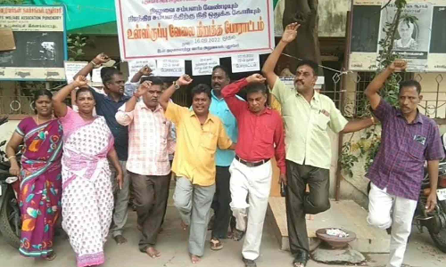 குடிசை மாற்று வாரிய ஊழியர்கள் நூதன போராட்டம்