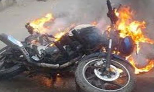 மோட்டார் சைக்கிள்கள் மோதி தீப்பிடித்தது