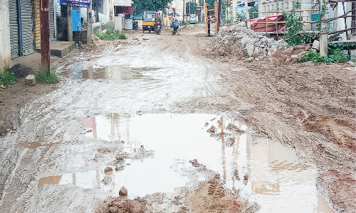 நடந்து செல்லக்கூட முடியாத சாலைகள்