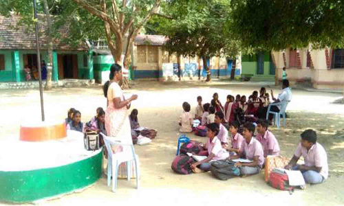 பல்லடம் அருகே திறந்த வெளியில் படிக்கும் மாணவர்கள்