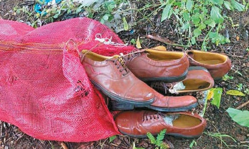 குப்பையில் வீசப்பட்டிருக்கும் போலீசாருக்கான ஷூக்கள்