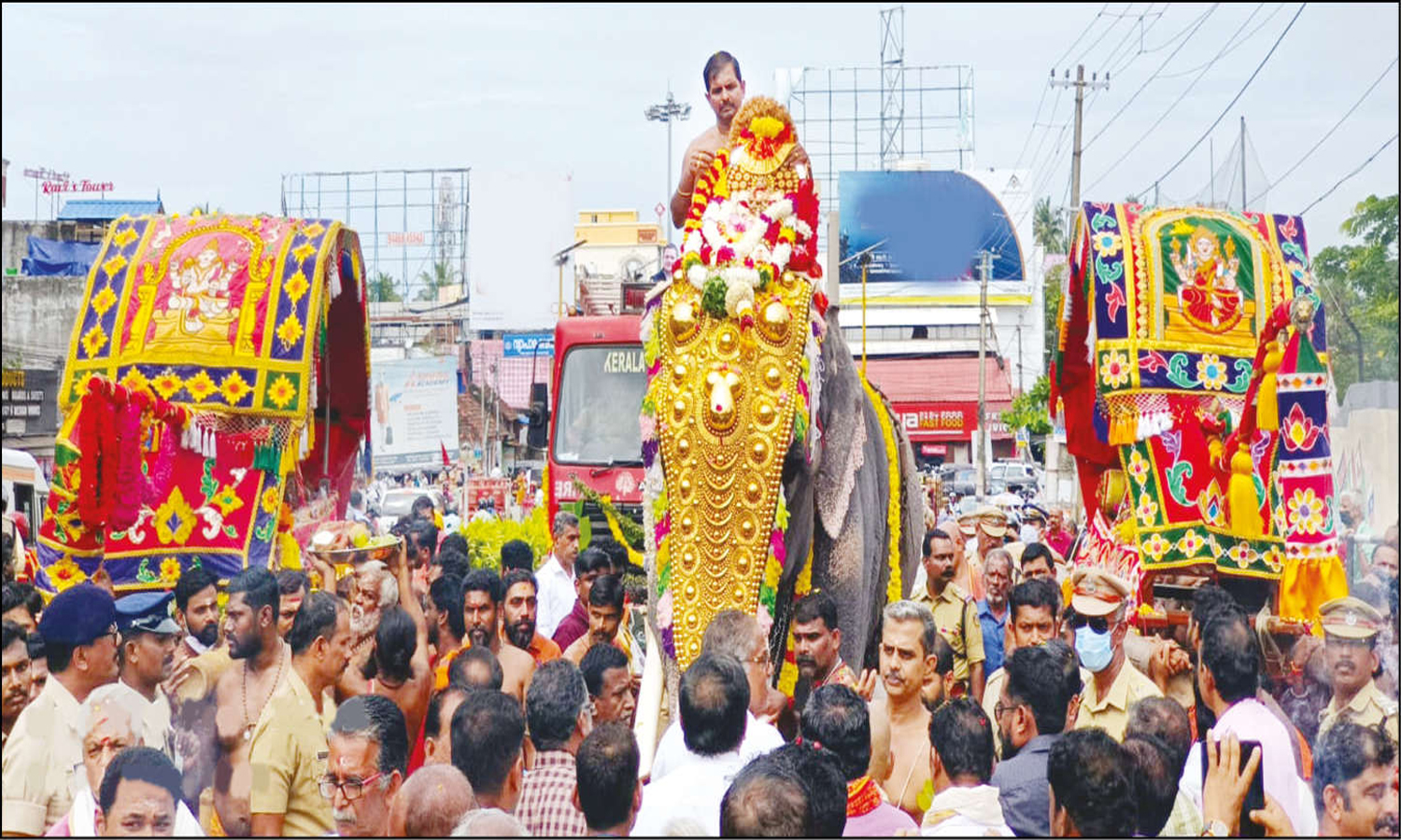நவராத்திரி விழாவில் பங்கேற்க திருவனந்தபுரம் சென்ற சாமி சிலைகள் குமரிக்கு புறப்பட்டன நவராத்திரி விழாவில் பங்கேற்க திருவனந்தபுரம் சென்ற சாமி சிலைகள் குமரிக்கு புறப்பட்டன