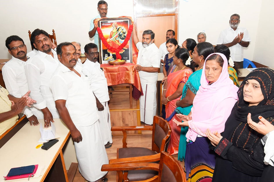 கடையநல்லூர் நகராட்சி அலுவலகத்தில் சுதந்திரப் போராட்ட தியாகி வீரன் அழகுமுத்துக்கோன் படம் திறப்பு கடையநல்லூர் நகராட்சி அலுவலகத்தில் சுதந்திரப் போராட்ட தியாகி வீரன் அழகுமுத்துக்கோன் படம் திறப்பு