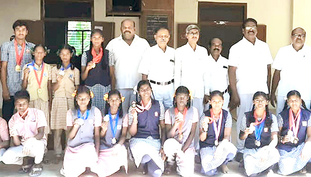 விளையாட்டு போட்டியில் பள்ளி மாணவர்கள் சாதனை விளையாட்டு போட்டியில் பள்ளி மாணவர்கள் சாதனை