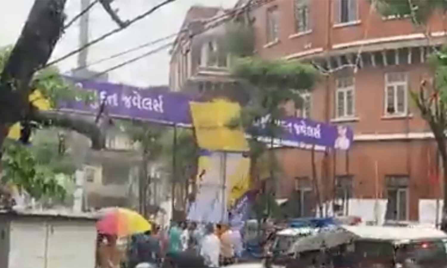 குஜராத்தில் அரவிந்த் கெஜ்ரிவால் பேனர்களை கிழித்து எறிந்த பாஜக தொண்டர்கள் குஜராத்தில் அரவிந்த் கெஜ்ரிவால் பேனர்களை கிழித்து எறிந்த பாஜக தொண்டர்கள்