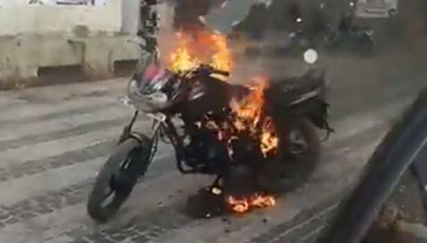 தடுத்து நிறுத்தியது குத்தமா? போலீஸ் முன் வாகனத்திற்கு தீ வைத்து எரித்த நபர்!