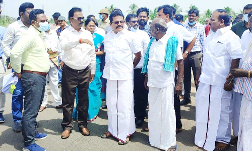 செம்பட்டி அருகே 4 வழிச்சாலையில் பாலம் கட்ட வேண்டும்   அதிகாரிகளிடம் பொதுமக்கள் கோரிக்கை