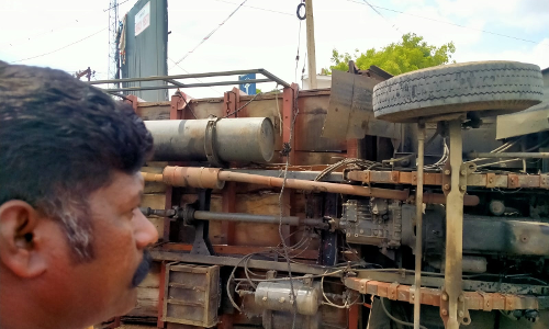 பல்லடத்தில் லாரிகள் மோதி விபத்து