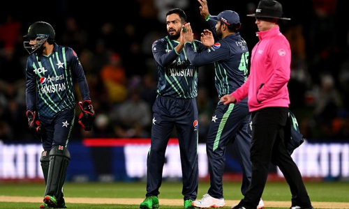 முத்தரப்பு டி20 தொடர்: பாகிஸ்தானுக்கு 148 ரன்கள் இலக்கு நிர்ணயித்தது நியூசிலாந்து