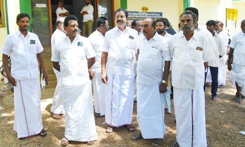 வன அலுவலகத்தில் ஏலத்தை புறக்கணித்த ஒப்பந்ததாரர்கள்