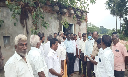 பண்ருட்டி அருேக நெடுஞ்சாலை பணி கோவில் இடிப்புக்கு  பொது  மக்கள்எதிர்ப்பு