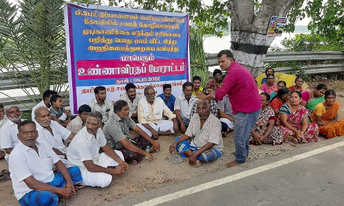 சவர தொழிலாளர் மொட்டை அடித்து உண்ணாவிரதம்