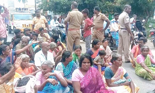 சங்கராபுரத்தில் கிராம   மக்கள் சாலை மறியல்