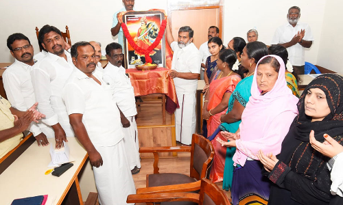 கடையநல்லூர் நகராட்சி அலுவலகத்தில் சுதந்திரப் போராட்ட தியாகி வீரன் அழகுமுத்துக்கோன் படம் திறப்பு