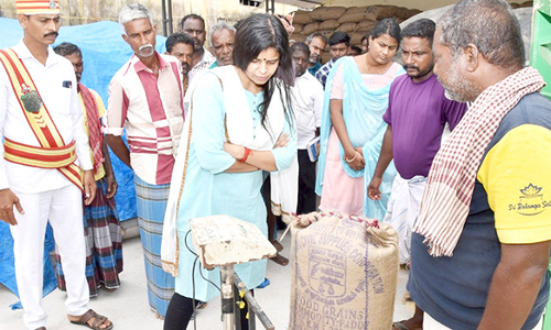 கொள்முதல் நிலையத்தில் எந்திரத்தின் செயல்பாடுகள் குறித்து கலெக்டர் ஆய்வு