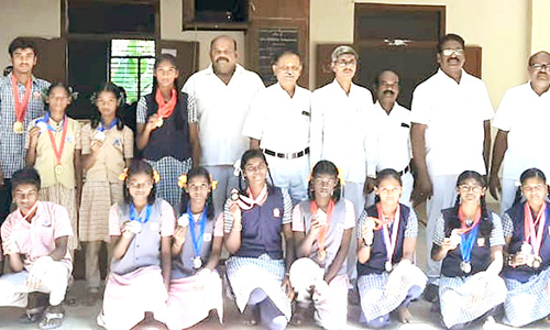 விளையாட்டு போட்டியில் பள்ளி மாணவர்கள் சாதனை