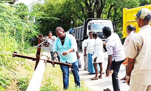 மரம் விழுந்து 4 மின்கம்பங்கள் சேதம்