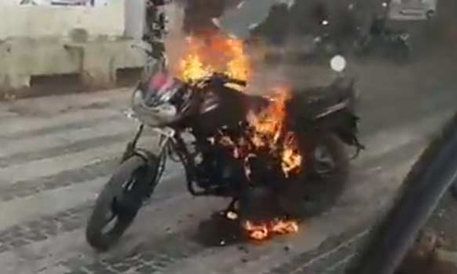 தடுத்து நிறுத்தியது குத்தமா? போலீஸ் முன் வாகனத்திற்கு தீ வைத்து எரித்த நபர்!