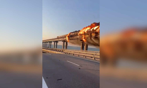 கிரீமியாவை இணைக்கும் முக்கிய பாலத்தில் பயங்கர குண்டுவெடிப்பு- தீப்பற்றிய சரக்கு ரெயில்