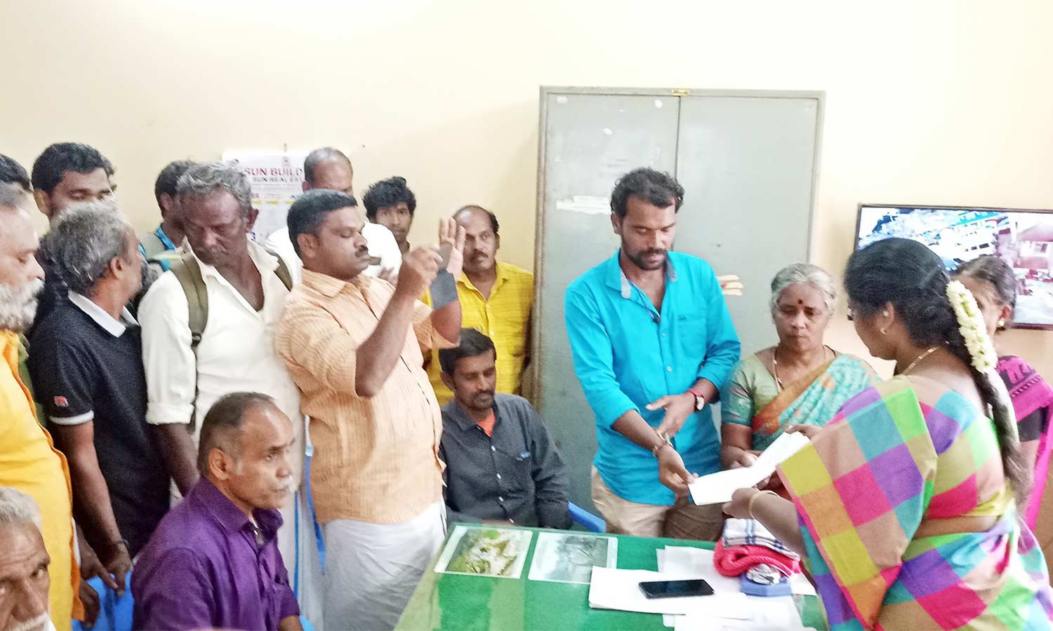 வெள்ளகவி ஊராட்சி தலைவரை பதவி நீக்கம் செய்ய வேண்டும் அதிகாரிகளிடம் உறுப்பினர்கள் புகார் மனு வெள்ளகவி ஊராட்சி தலைவரை பதவி நீக்கம் செய்ய வேண்டும் அதிகாரிகளிடம் உறுப்பினர்கள் புகார் மனு