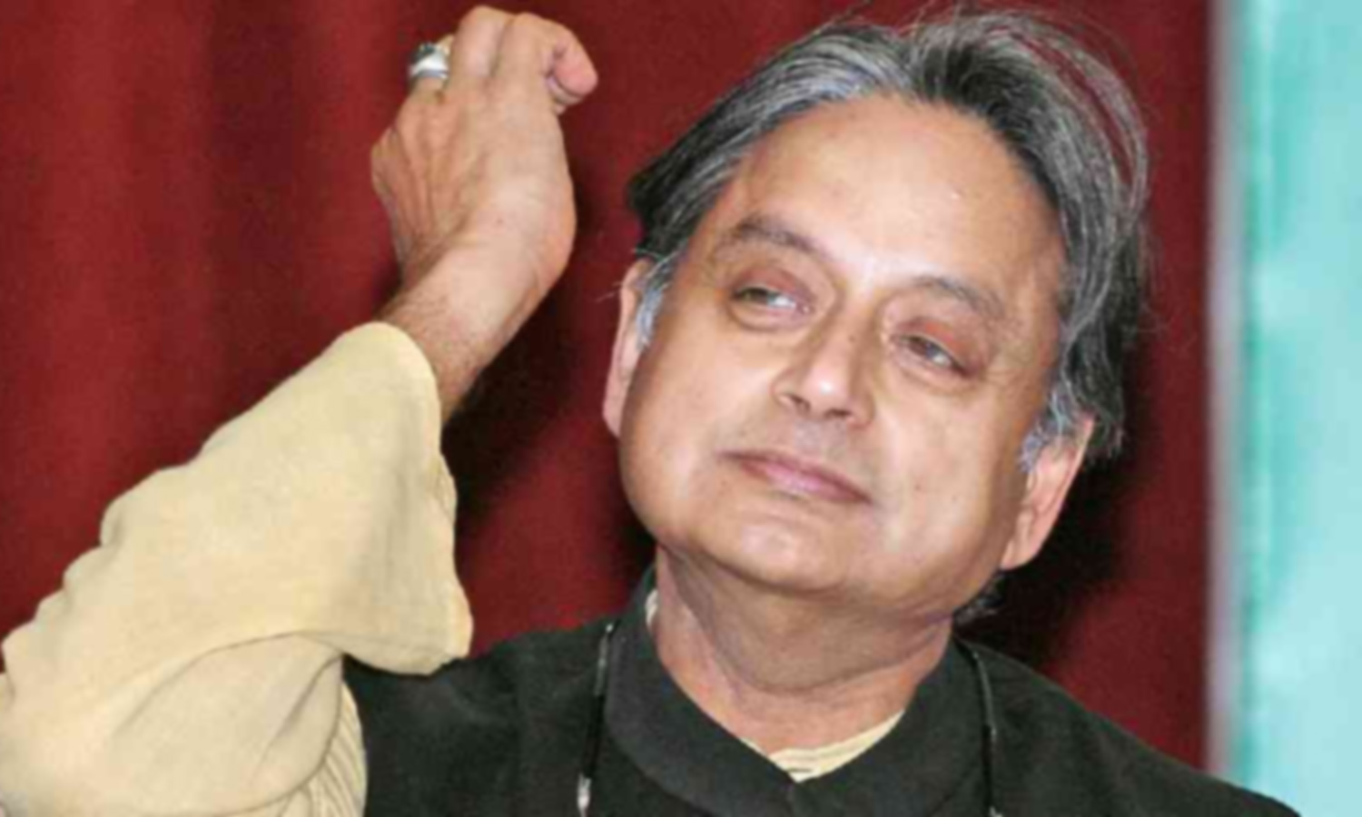 காங்கிரஸ் தலைவர் பதவி போட்டியில் இருந்து விலக மாட்டேன்- சசிதரூர் திட்டவட்டம் காங்கிரஸ் தலைவர் பதவி போட்டியில் இருந்து விலக மாட்டேன்- சசிதரூர் திட்டவட்டம்