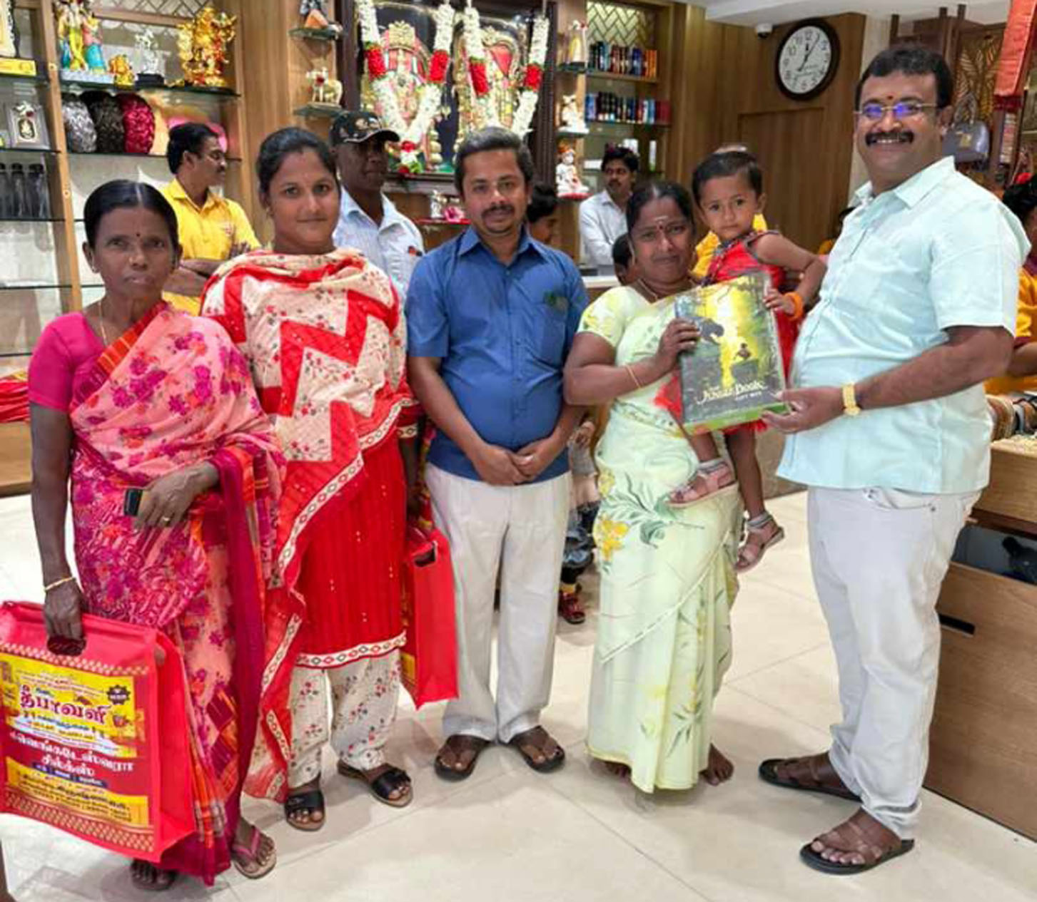 கிருஷ்ணகிரி ஸ்ரீ வெங்கடேஸ்வரா சில்க்சில் தீபாவளி சிறப்பு விற்பனை கிருஷ்ணகிரி ஸ்ரீ வெங்கடேஸ்வரா சில்க்சில் தீபாவளி சிறப்பு விற்பனை