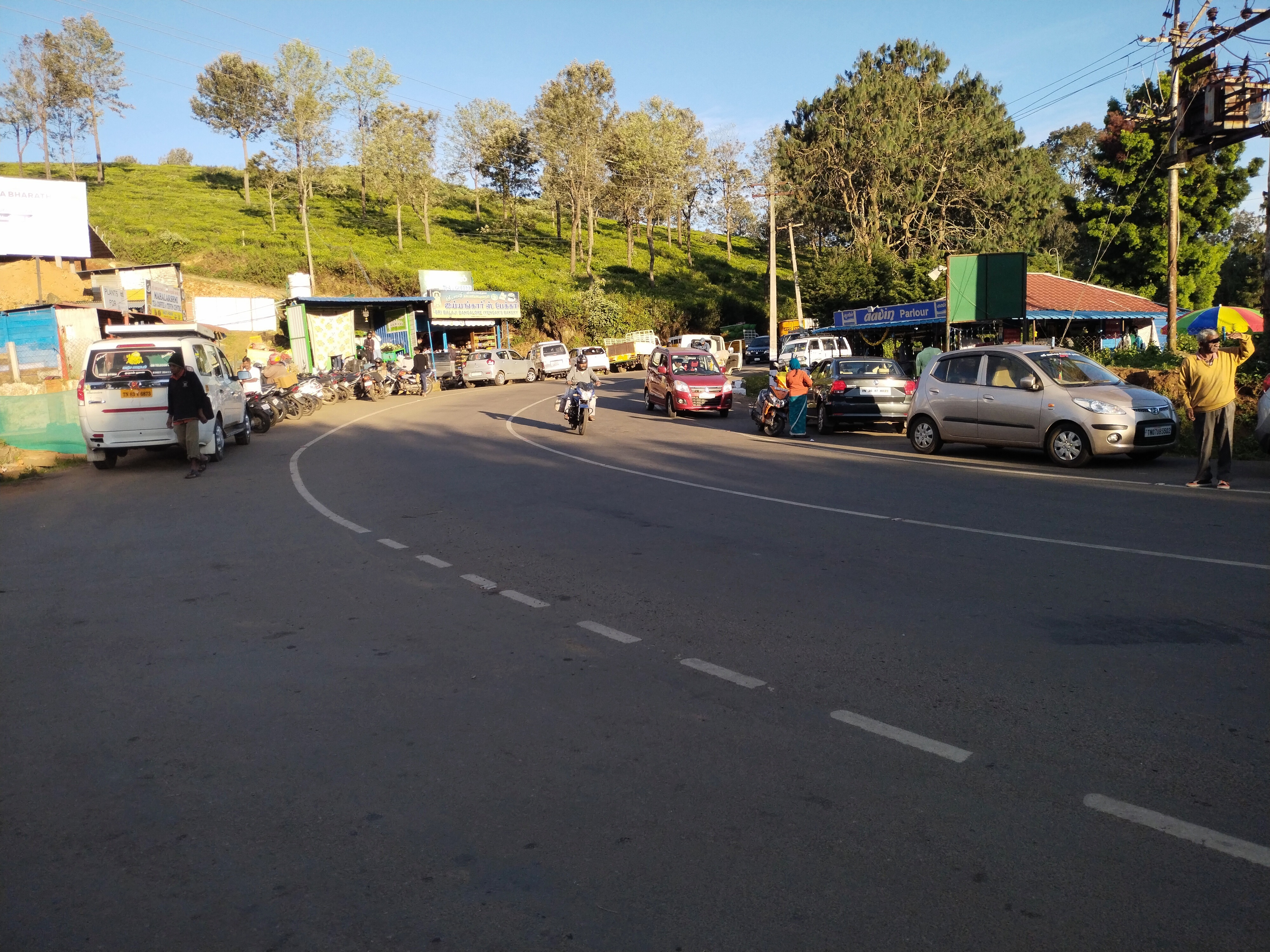 போக்குவரத்து இடையூறாக நிற்கும் வாகனங்கள் போக்குவரத்து இடையூறாக நிற்கும் வாகனங்கள்