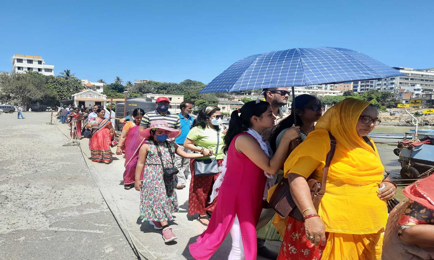 தொடர் விடுமுறையையொட்டி கன்னியாகுமரியில் சுற்றுலா பயணிகள் கூட்டம் அலைமோதியது