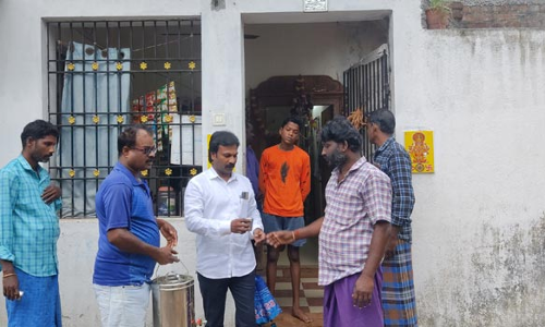 பொன்னேரியில் வீடு வீடாக சென்று நிலவேம்பு கசாயம் விநியோகம்