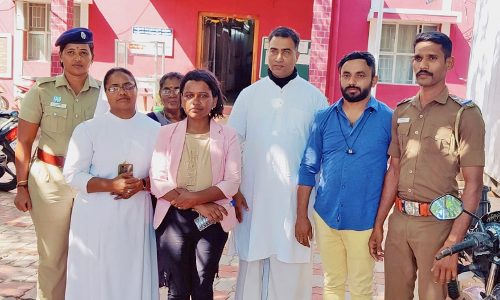 தென்காசியில் ஆதரவின்றி சுற்றித்திரிந்த வடமாநில பெண்ணை மீட்டு காப்பகத்தில் சேர்த்த தொண்டு அமைப்பினர்