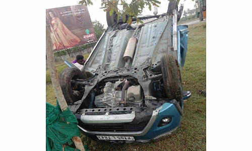 ஆரோவில் அருகே அடுத்தடுத்து 3 கார் விபத்து