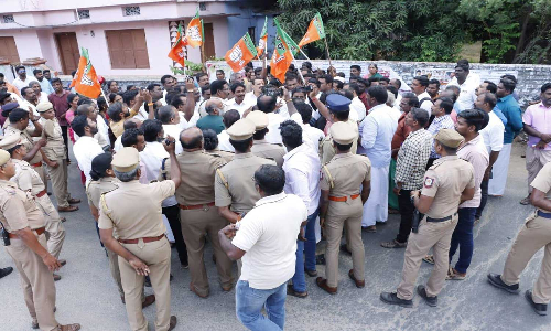 வீரபாகுபதியில் 2-வது நாளாக ஜெபக் கூட்டம் நடத்த மக்கள் திரண்டதால் பரபரப்பு