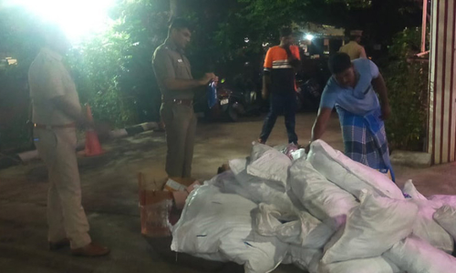 விழுப்புரம் அருகே அதிரடி சோதனை: குடோனில் பதுக்கிய ரூ. 5  லட்சம்  குட்கா பறிமுதல்