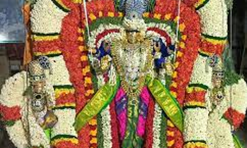 பெருமாள் கோயிலில் சுவாமி வீதி உலா