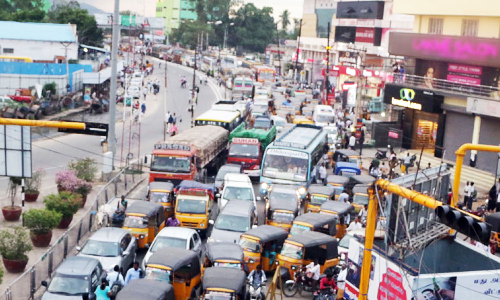 வேலூர் கிரீன் சர்க்கிள் போக்குவரத்து மாற்றத்திற்காக மூடப்பட்டுள்ள சர்வீஸ் சாலையில் கார், பைக்கை அனுமதிக்க வேண்டும்