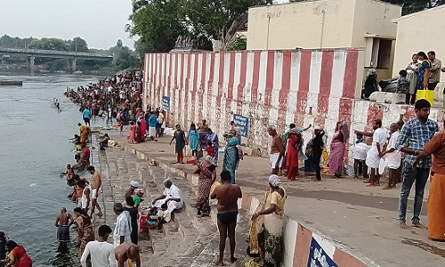 பவானி கூடுதுறையில் பக்தர்கள் புனித நீராடி சாமி தரிசனம்